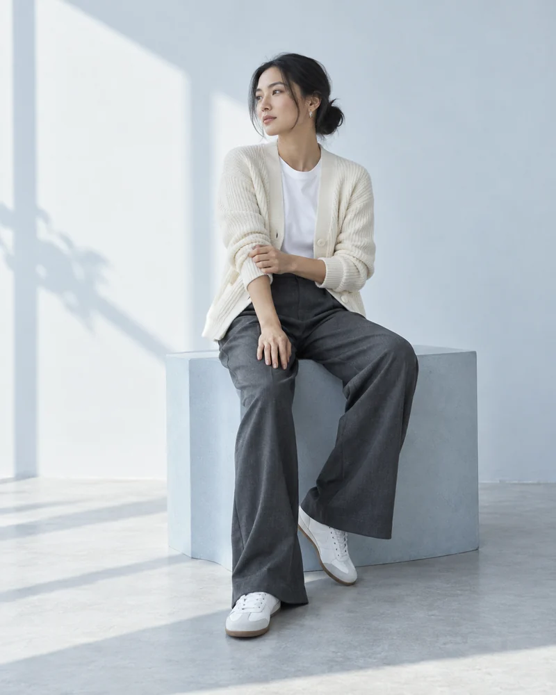 Inspirasi outfit minimalis dengan knit ivory dan celana charcoal